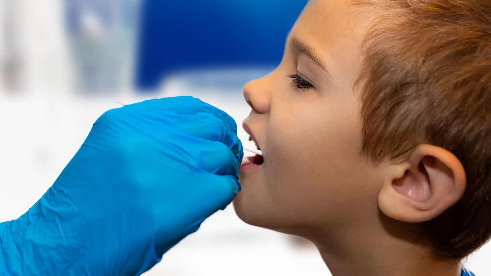 Un sanitari examina la gola a un xiquet