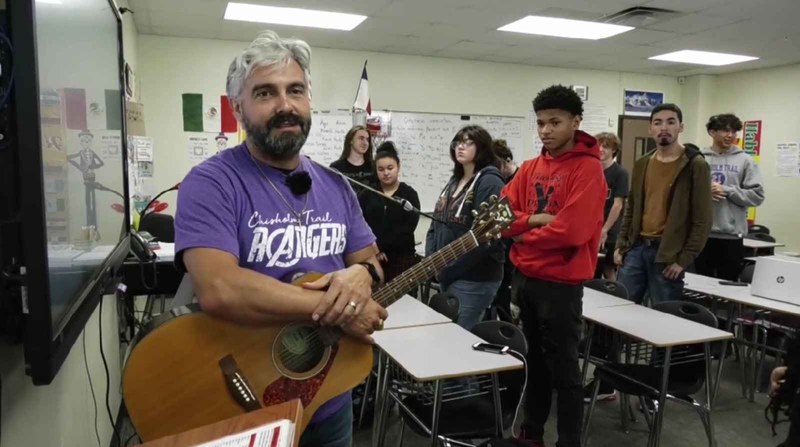 Carlos, de Burjassot, ens explicarà la problemàtica de les armes als instituts