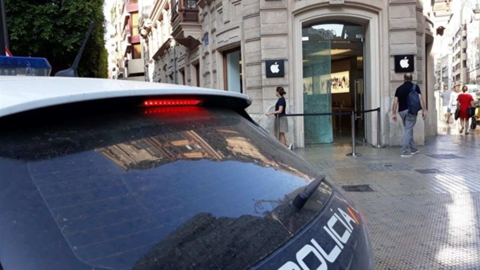 Rebenten la porta principal del local d'Apple de València