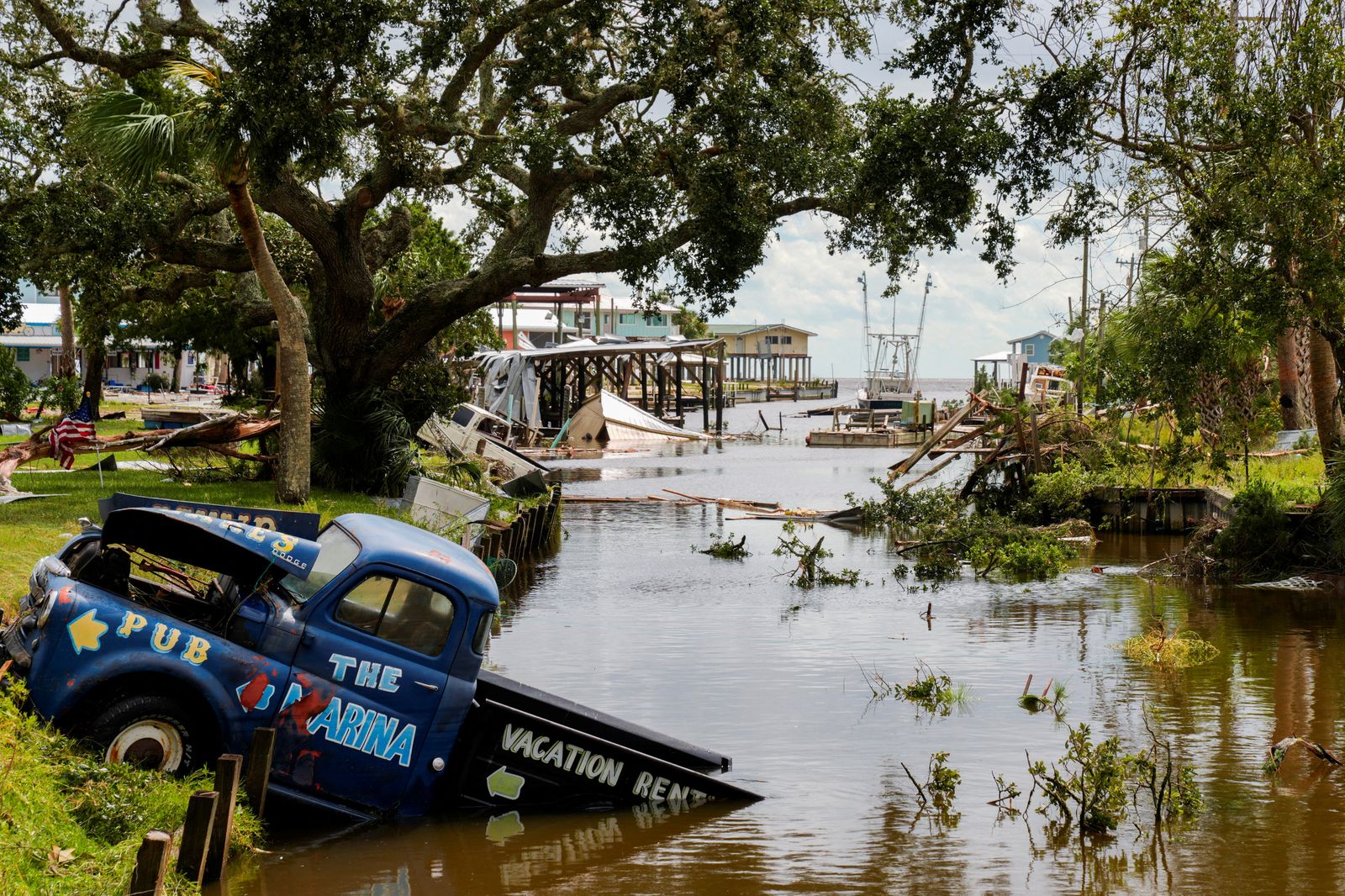 Un vehicle parcialment submergit en un canal després de l'arribada de l'huracà Idalia a Horseshoe Beach, Florida