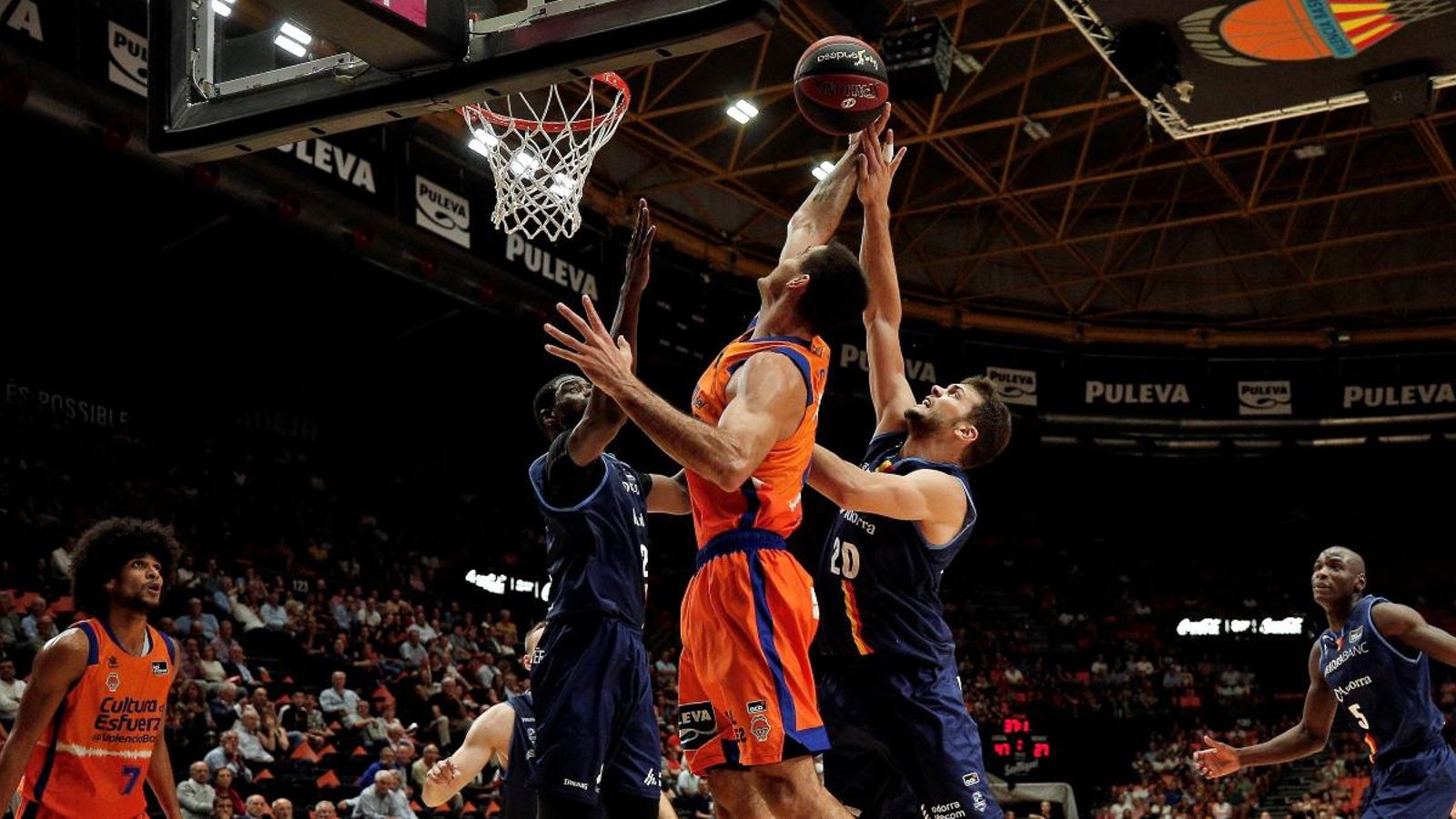 Abalde disputant un rebot