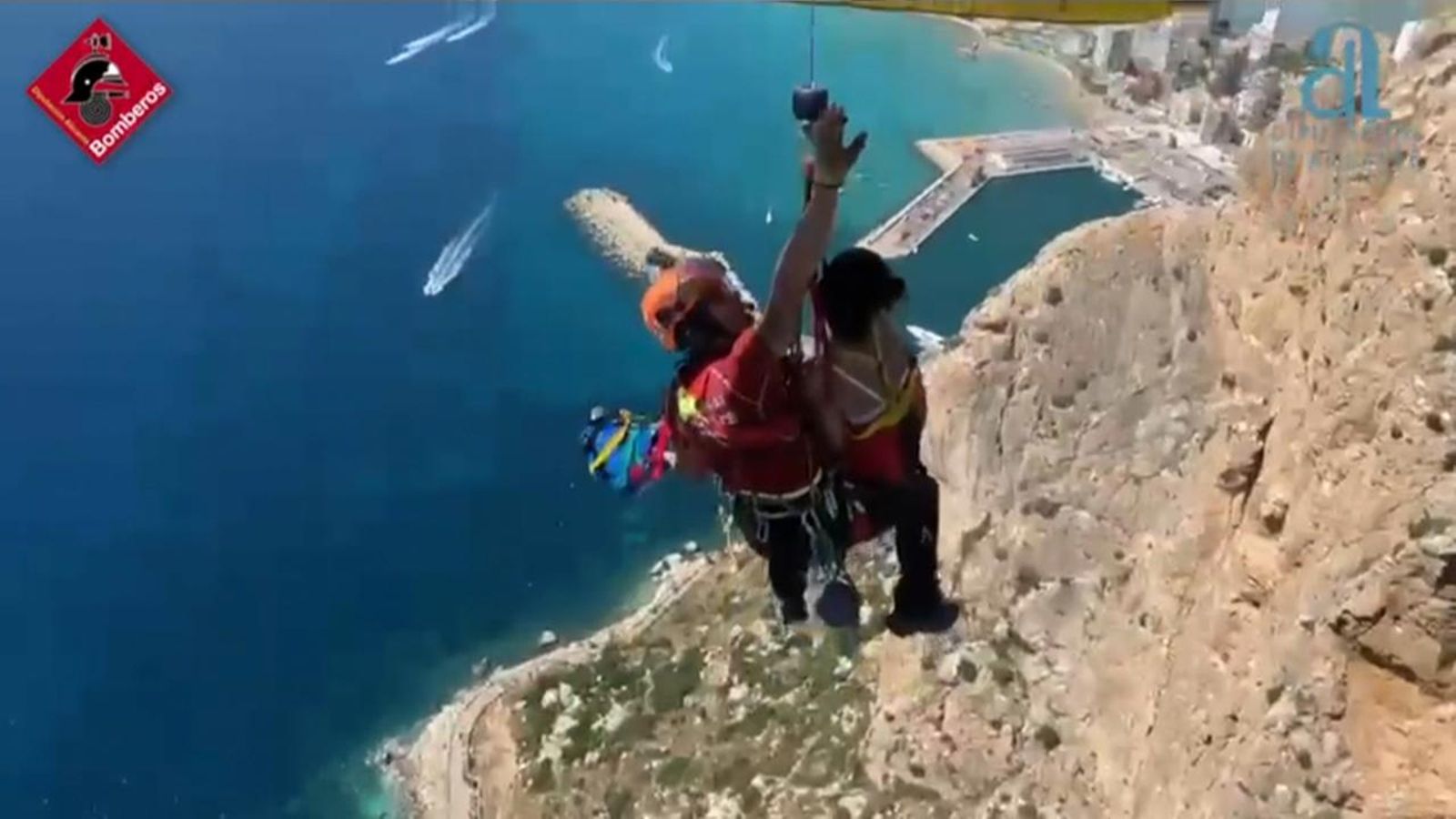 Imatges del rescat efectuat pels bombers al Penyal d'Ifac