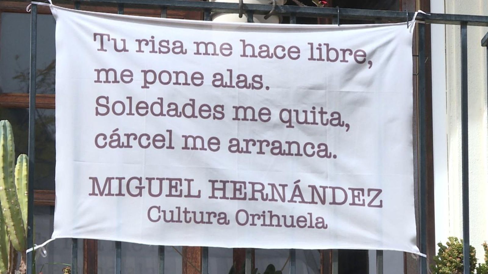 Un balcó d'Oriola decorat amb un vers de Miguel Hernández