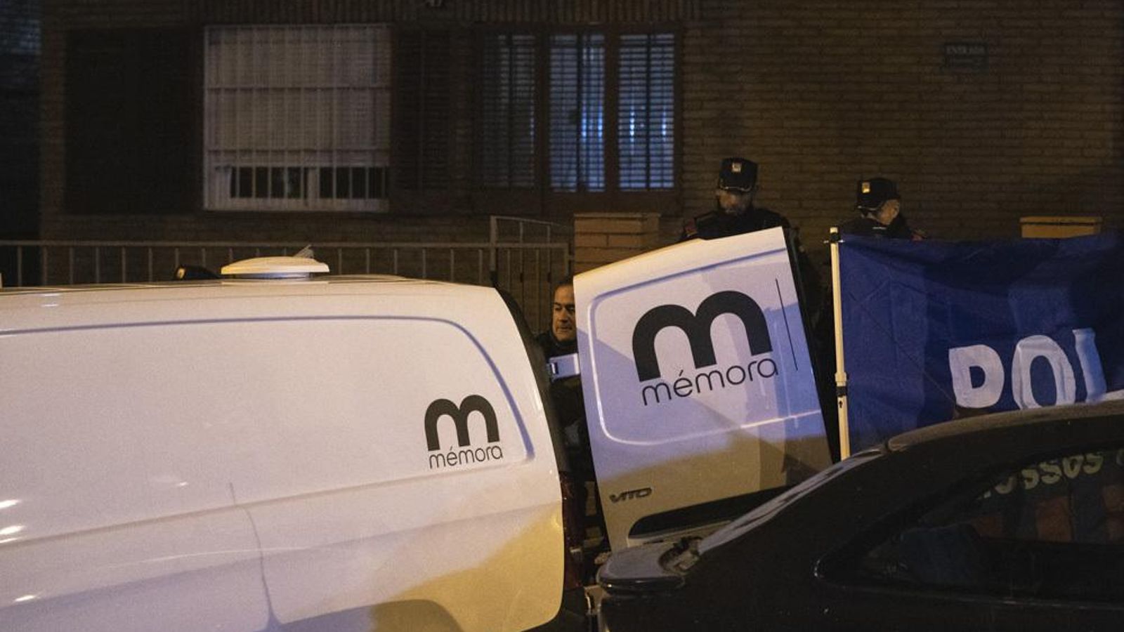 En imatge, l'arribada del vehicle forense al lloc dels fets