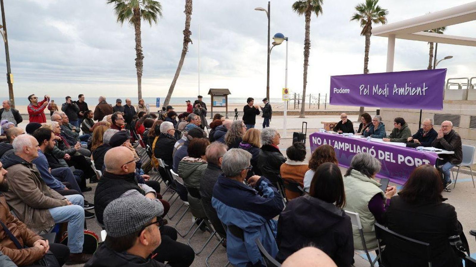 Acte 'En defensa del territori’ organitzat per Podem a la platja de la Patacona