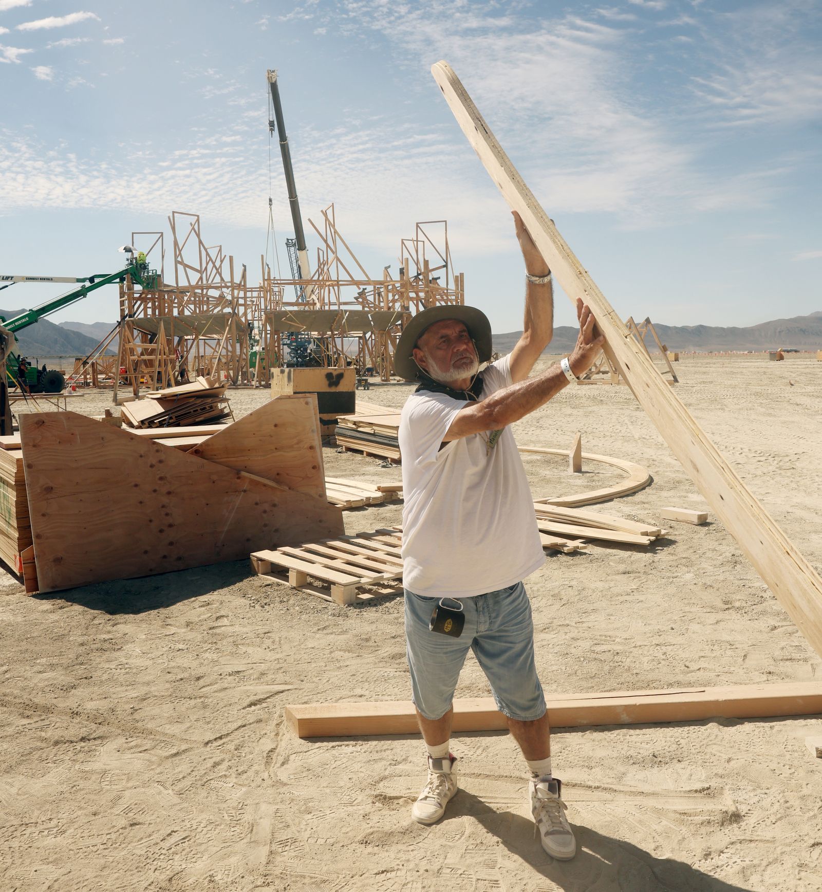 Un equip valencià construïx el temple del Burning Man al desert de Black Rock a Nevada / Michael Fox