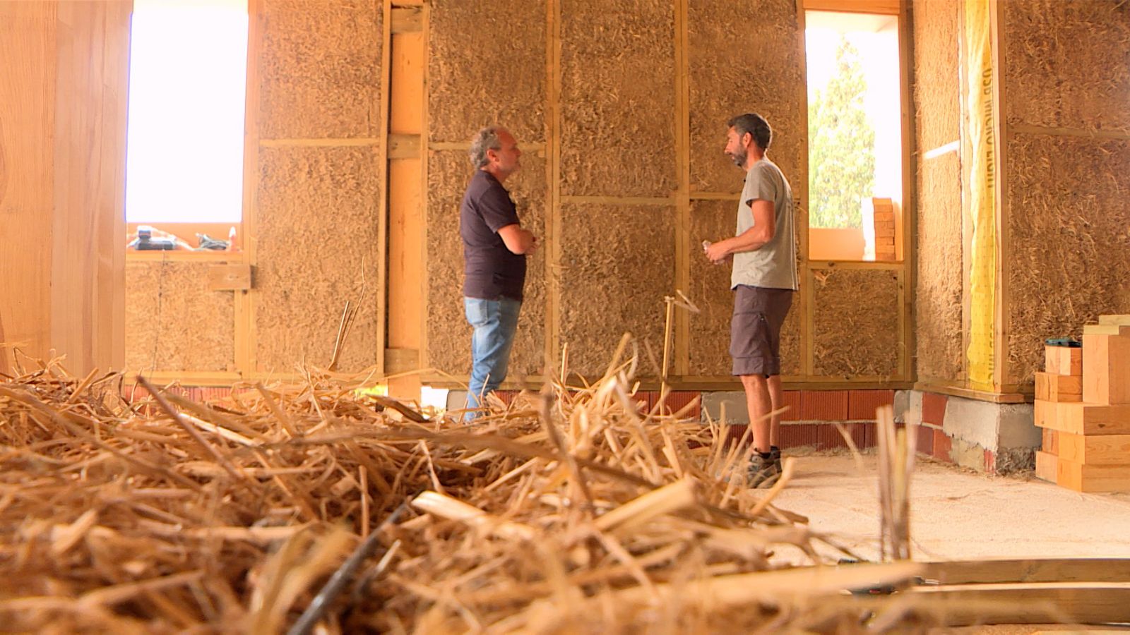 De la bioconstrucció a la pastura per al ramat: iniciatives per a reaprofitar la palla de l'arròs