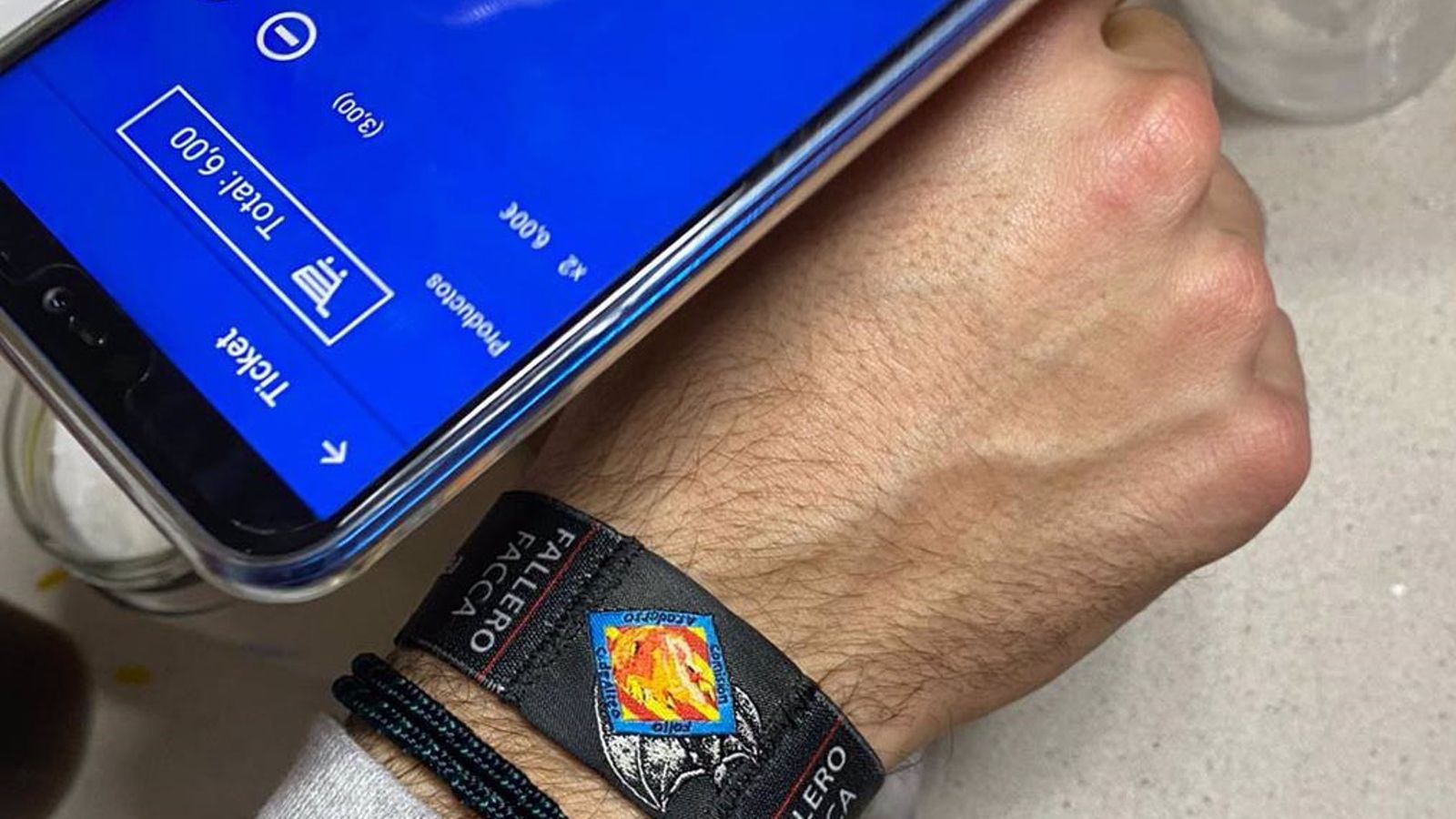 La polsera que implantarà la comissió Almirall Cadarso-Compte d'Altea de València per a garantir la seguretat en les Falles del setembre