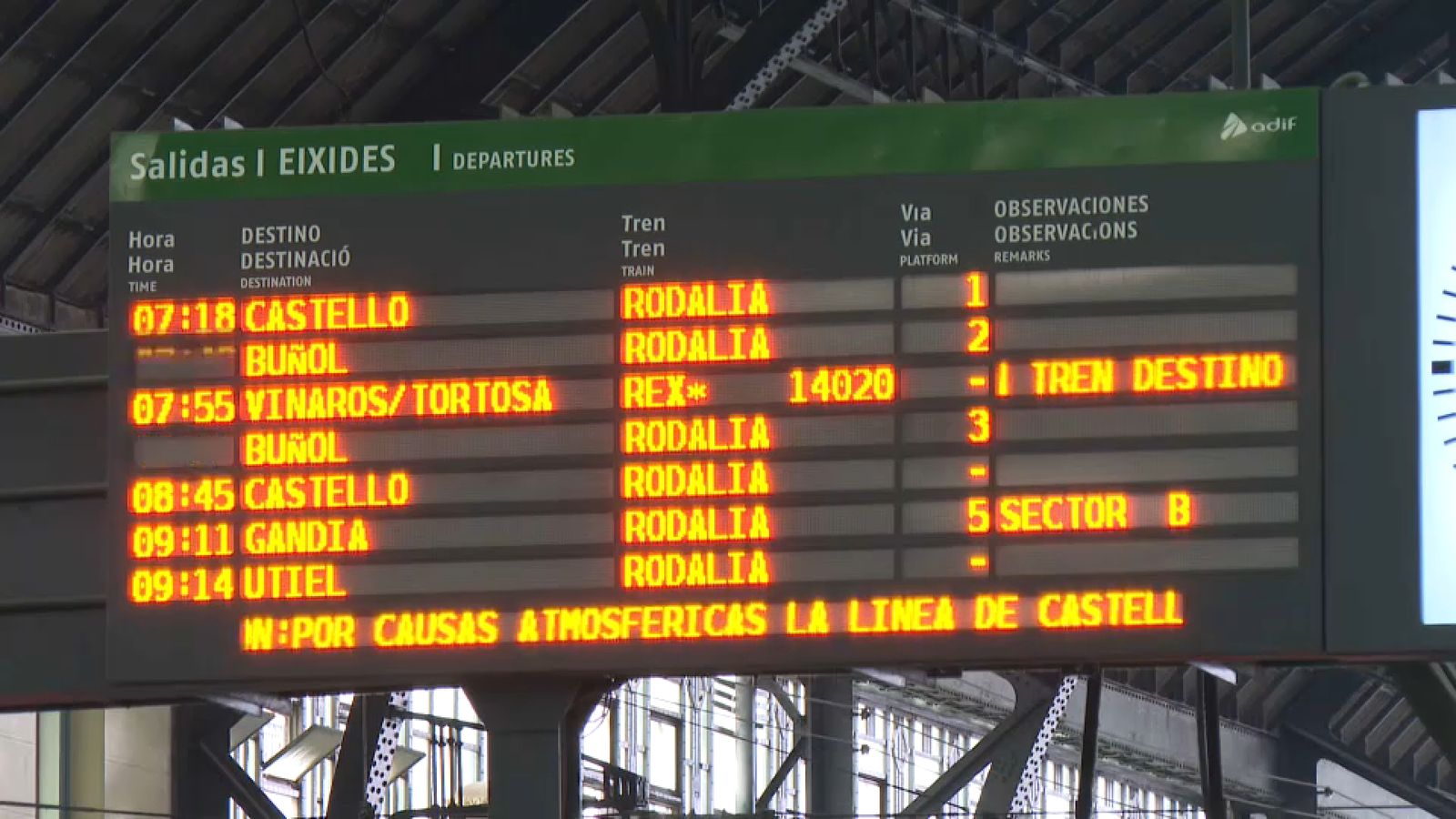 Panell de l'estació del Nord de València on s'anuncien les eixides i els trens retardats a causa del mal oratge