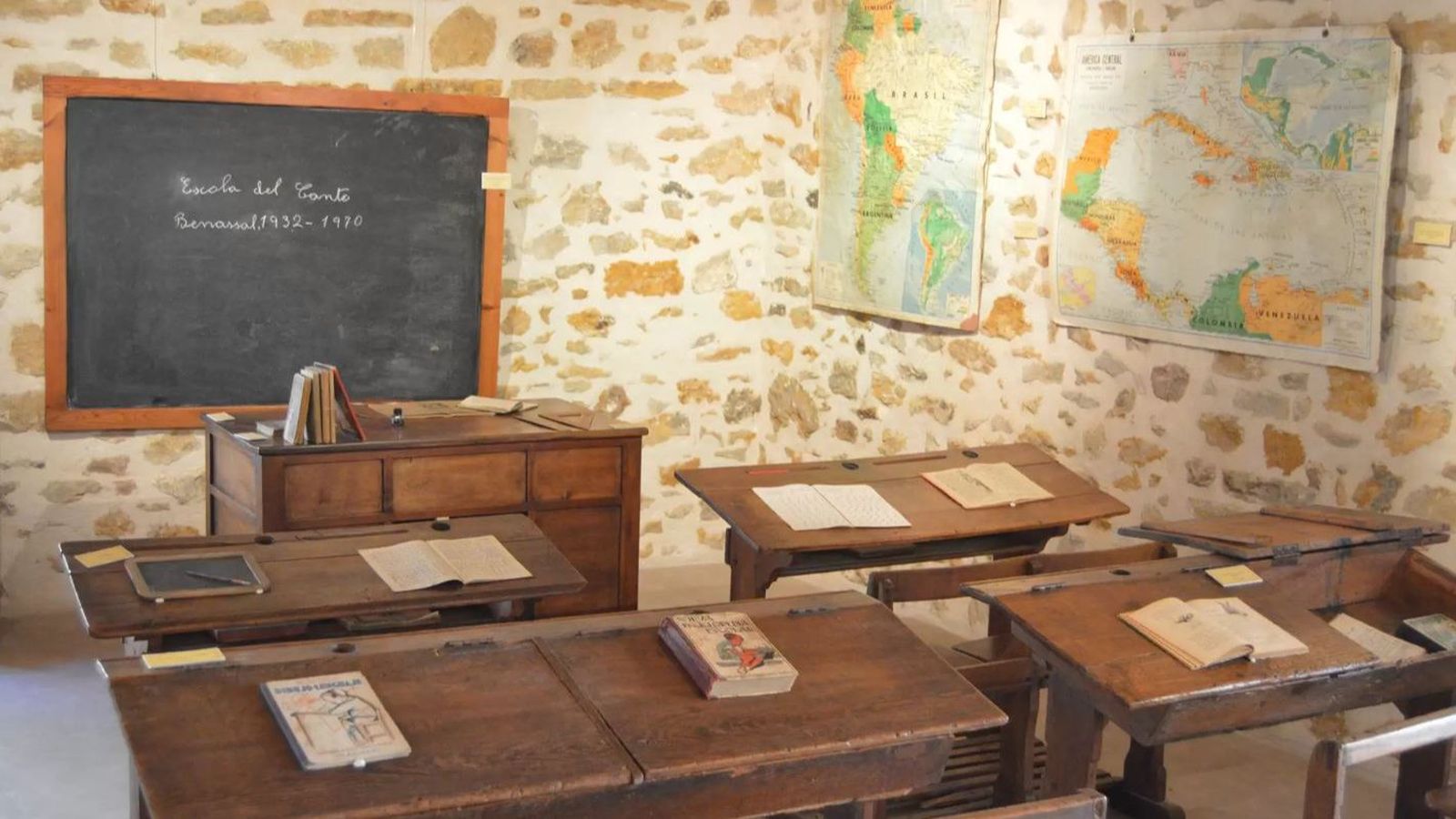 Interior de l'escola del Canto a Benassal