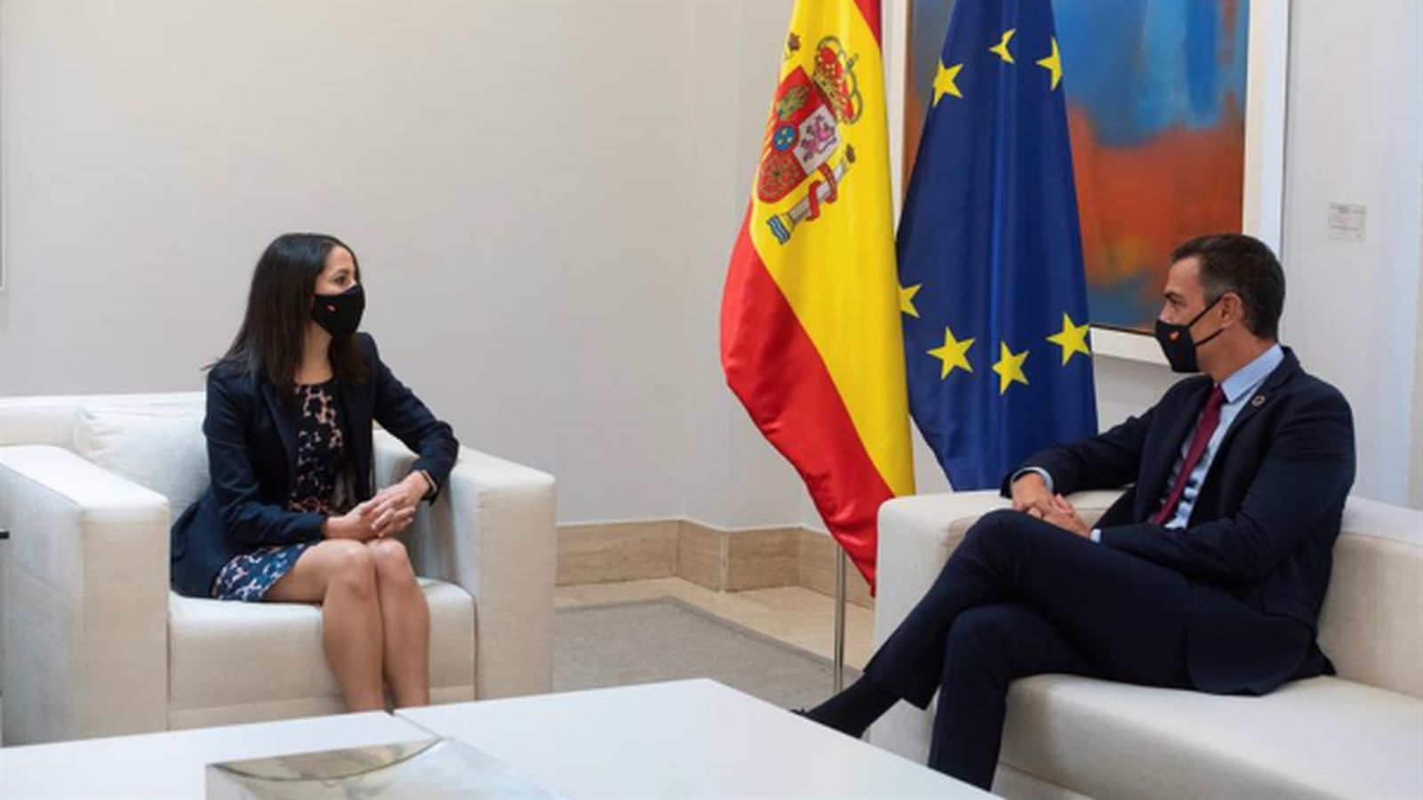 El president del govern espanyol, Pedro Sánchez, i la líder de Cs, Inés Arrimadas, a la Moncloa, abans de la reunió