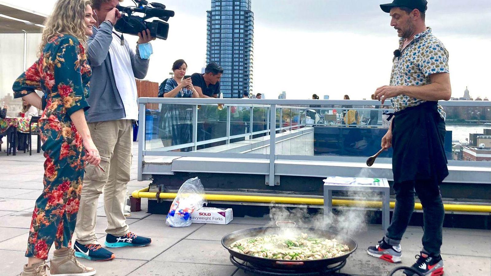 Valencians al món cuina una paella al cor de Nova York