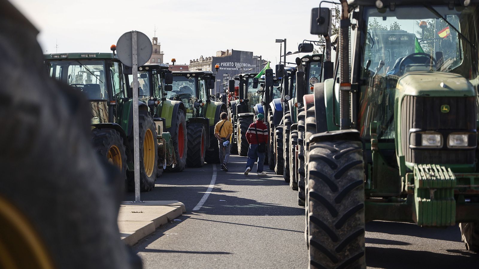 Tractors tallen el pas en la zona del port de València en la protesta del 22 de febrer