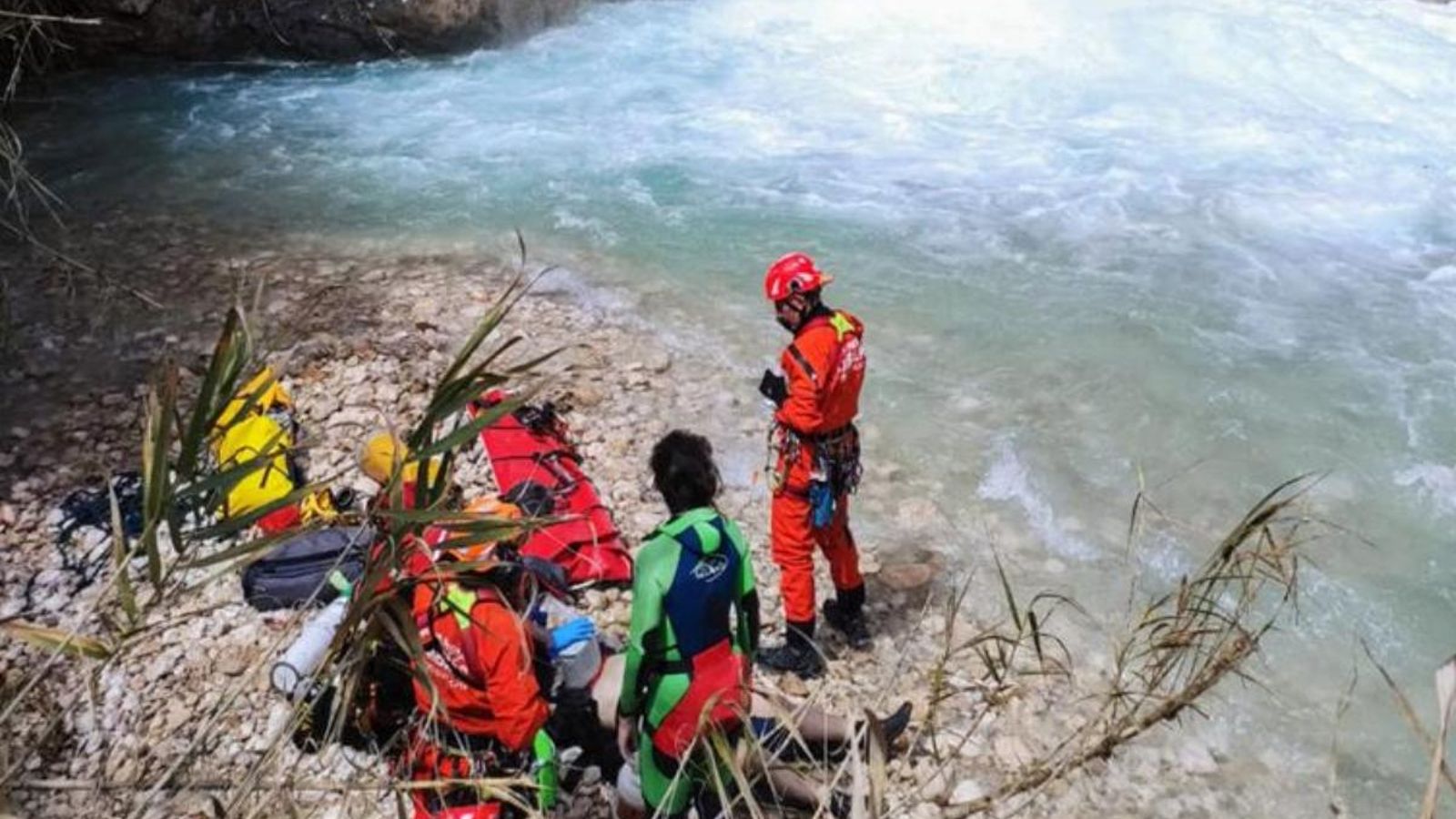 Imatge de la intervenció dels bombers al barranc de Bolulla, on han mort dues persones