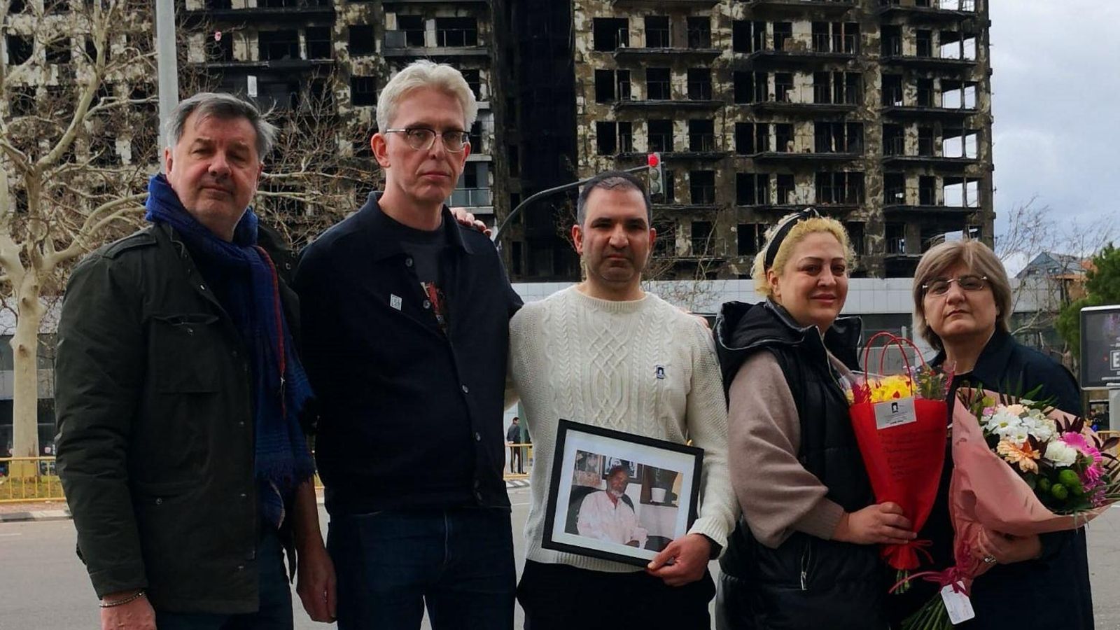 La delegació de víctimes dels incendis a Londres i Milà, davant de l'edifici cremat a València