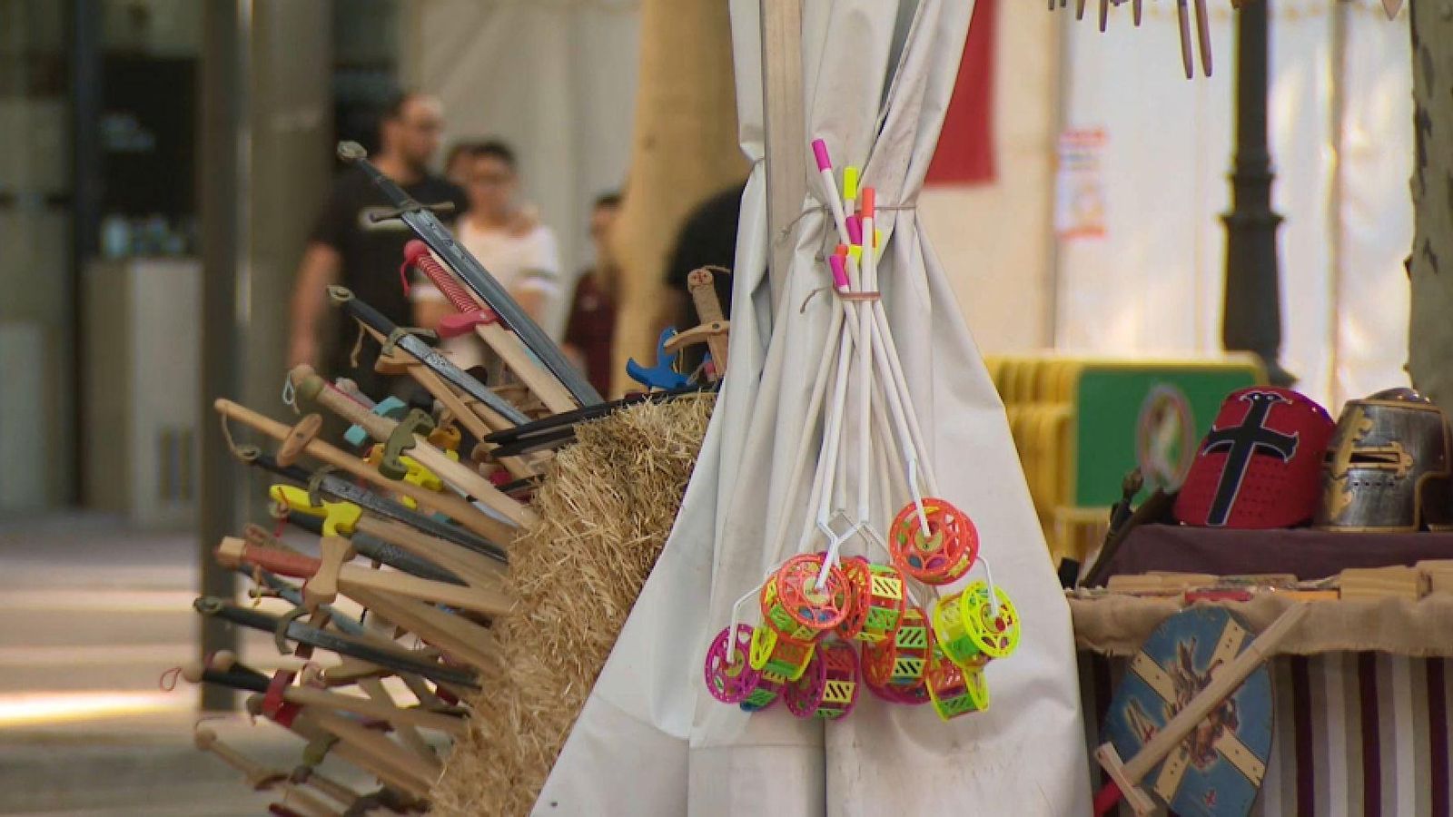 Les parades de la Fira de Xàtiva ofereixen des de productes artesanals, fins a articles tèxtils o joguets