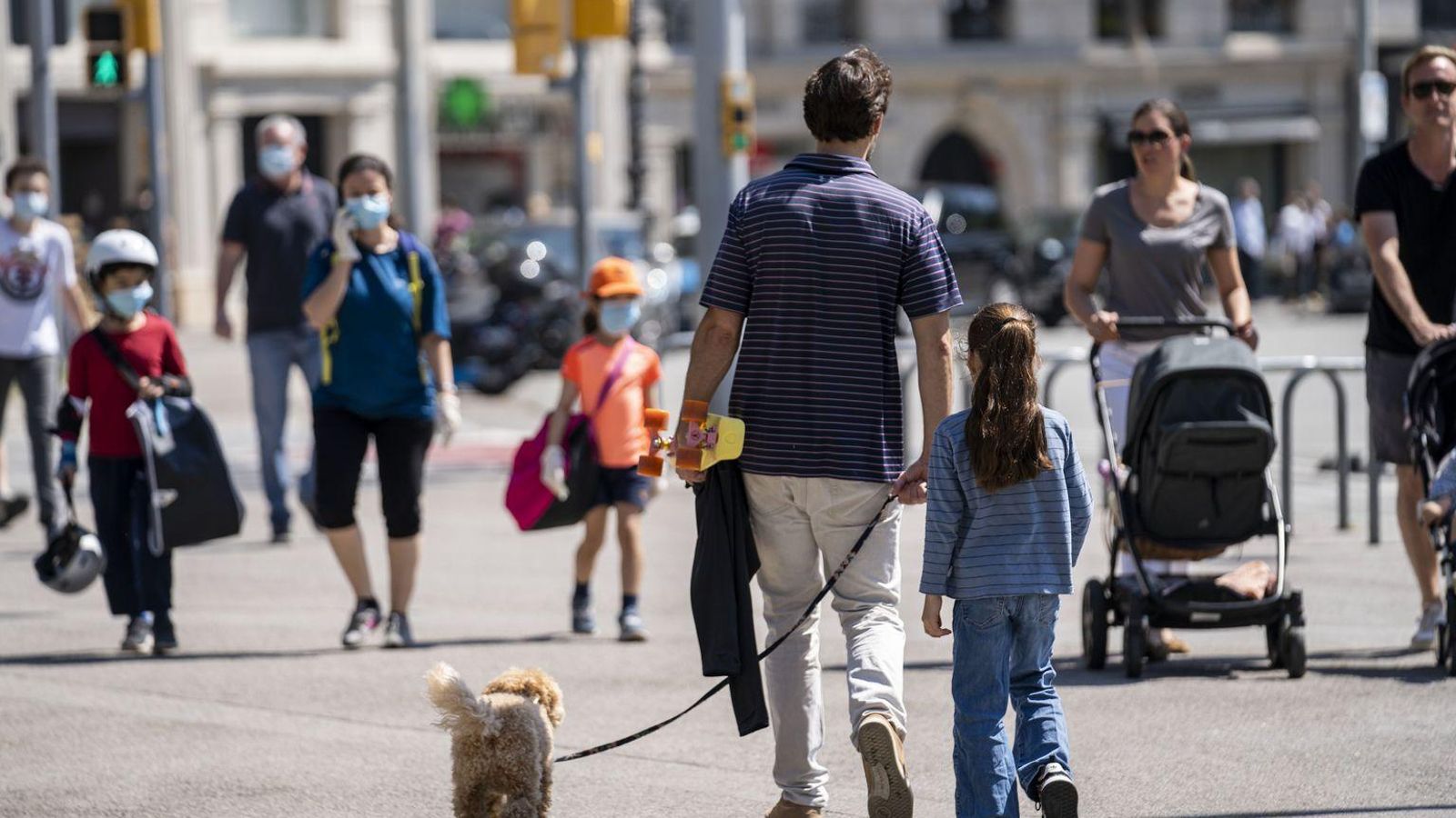 Famílies passejant Diverses famílies passejant