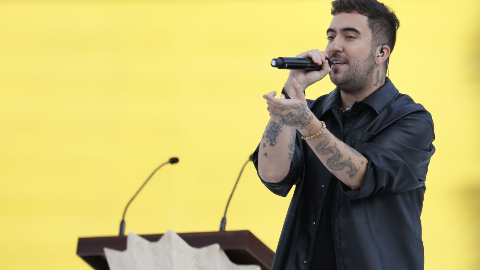 El cantautor Beret, durant la seua actuació en la vigília davant 40.000 persones del papa Lleó XIV a l’Estadi Olímpic de Barcelona