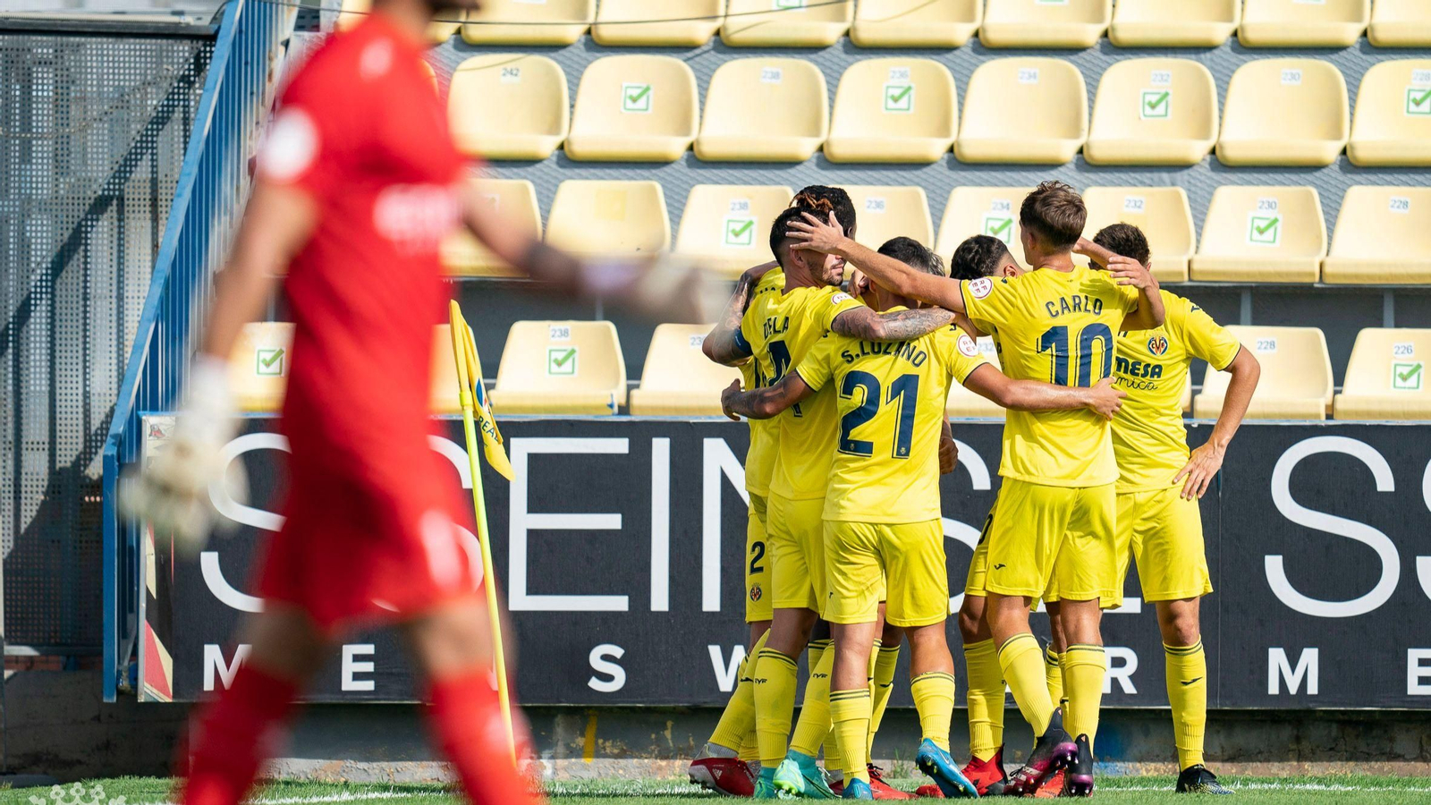 Els jugadors groguets celebren un dels gols