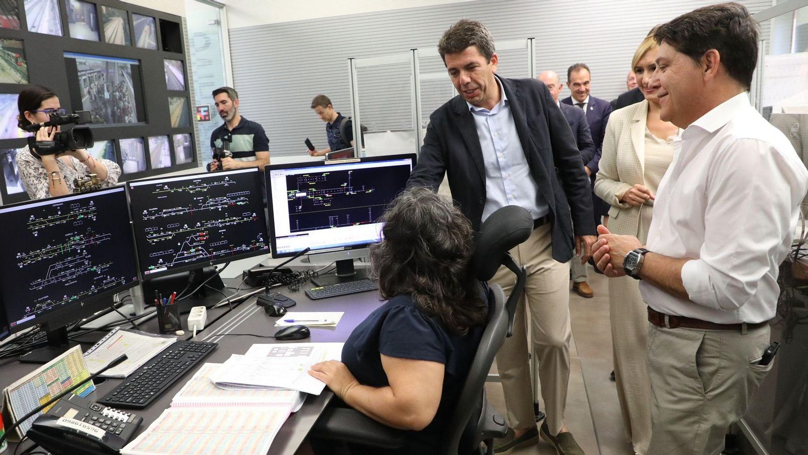 El cap del Consell durant la visita al centre de gestió del Tram d'Alacant este divendres