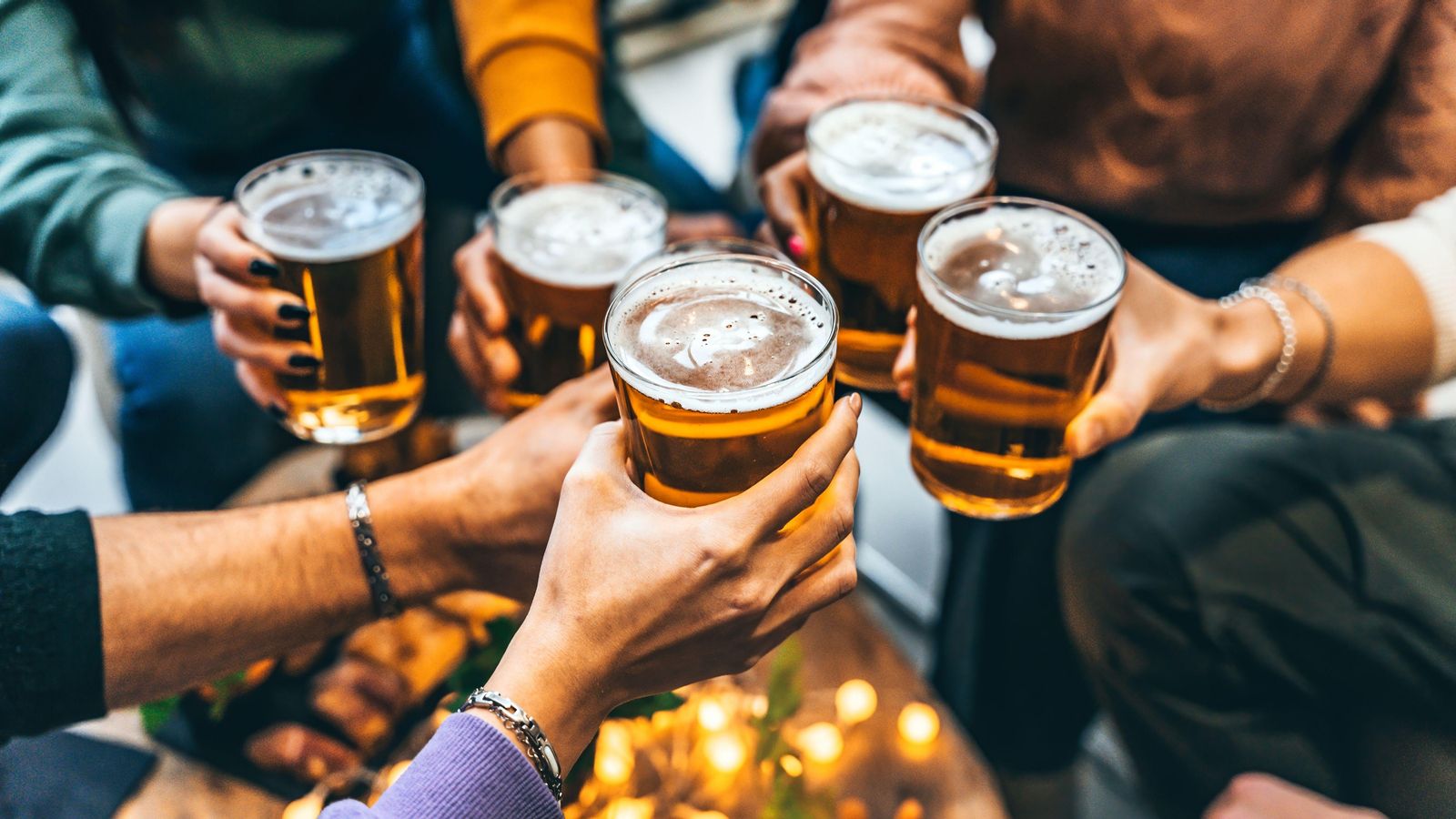 Els valencians tasten per primera vegada l'alcohol als quinze anys, abans que la mitjana de joves de la resta d'Espanya