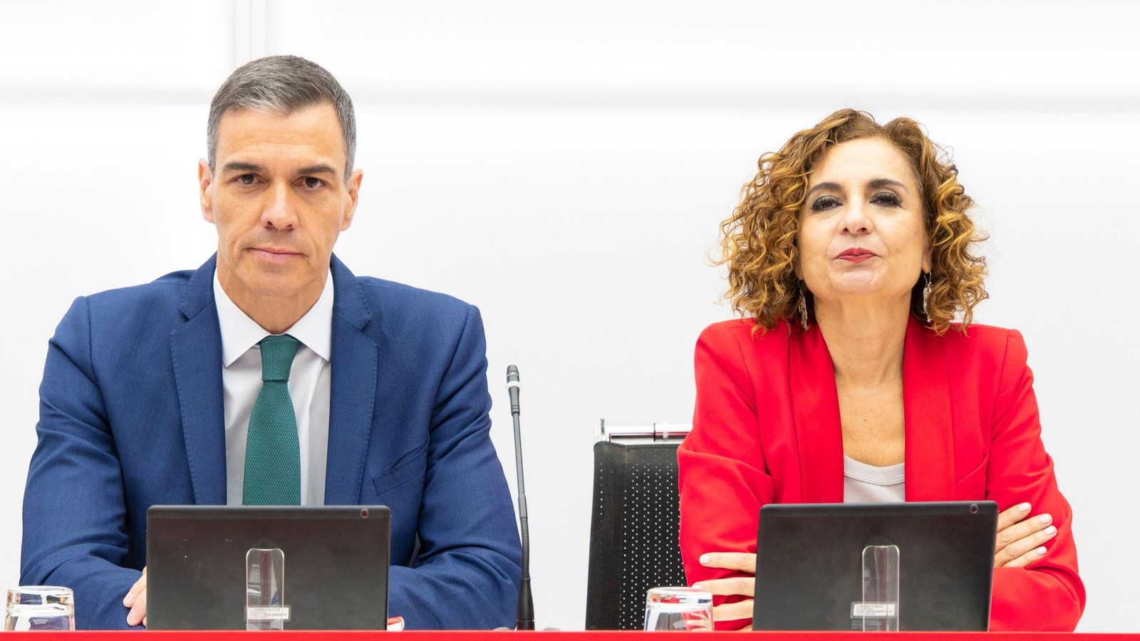 El president del govern i secretari general del PSOE, Pedro Sánchez, al costat de la ministra d'Hisenda i vicesecretària general, María Jesús Montero
