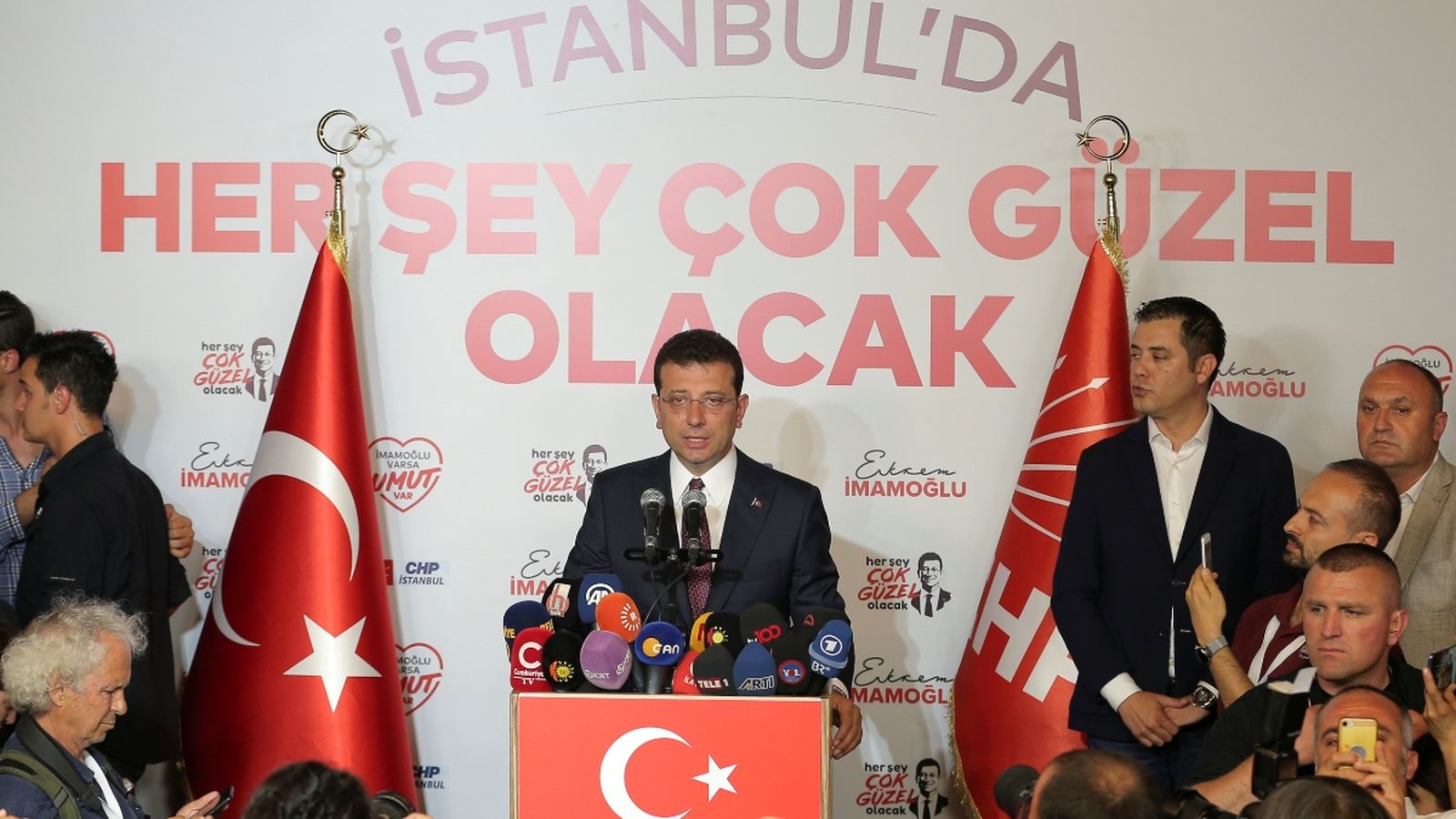 El candidat socialdemòcrata Ekrem Imamoglu es dirigeix als mitjans a Estambul