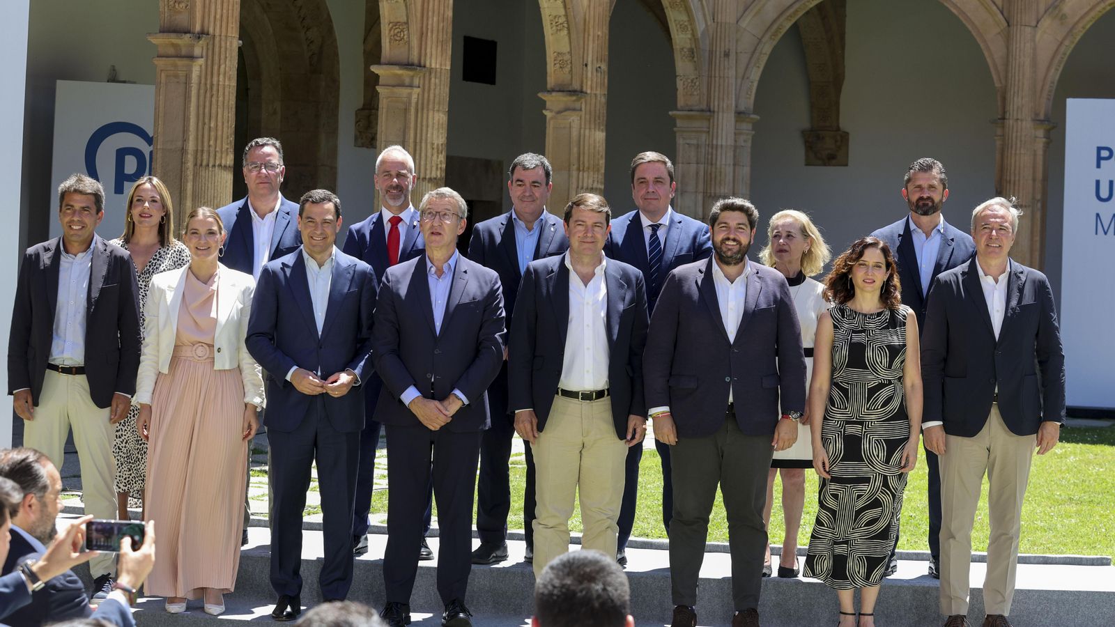 El president del Partit Popular, Alberto Núñez Feijóo al costat dels presidents autonòmics del PP a Salamanca