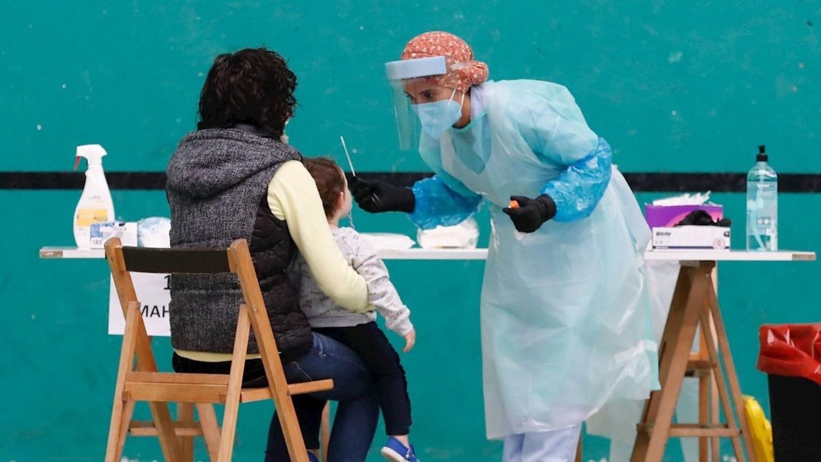 Una mare amb el seu fill se sotmeten a les proves PCR en el dispositiu posat en marxa a Getaria, al País Basc,  per a controlar un possible brot de covid-19