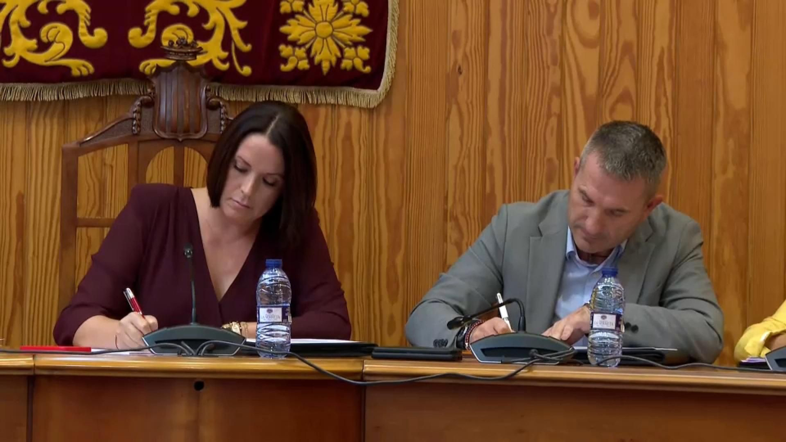 D'esquerra a dreta, l'alcaldessa de Montcada i el regidor de Seguretat a què loposició demanava reprovar