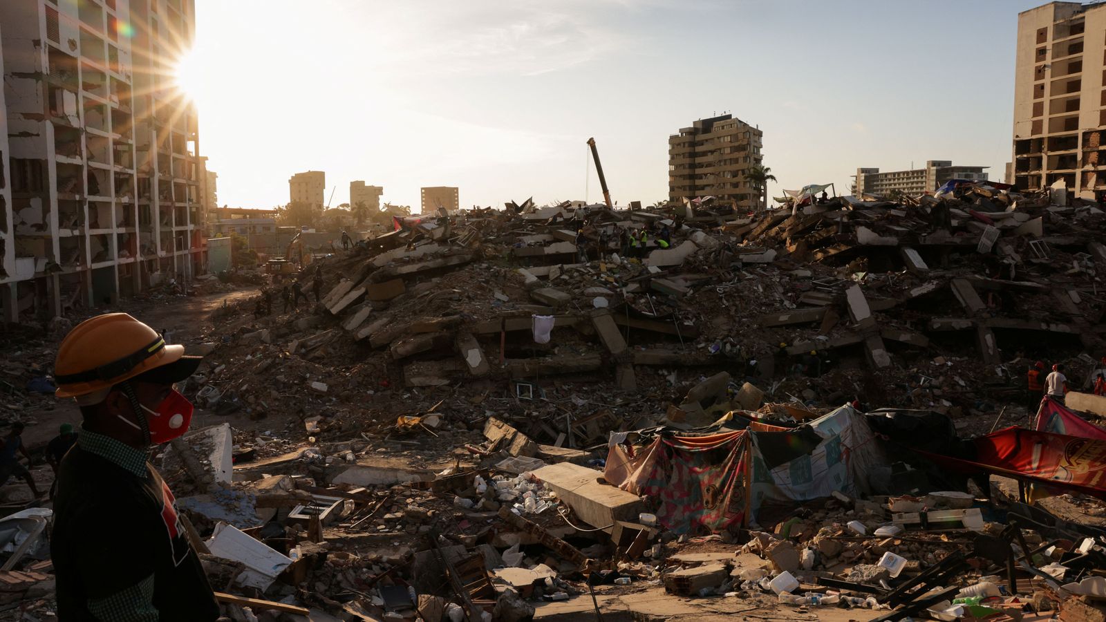 Un home mira un edifici enfonsat a La Guaira, a Veneçuela