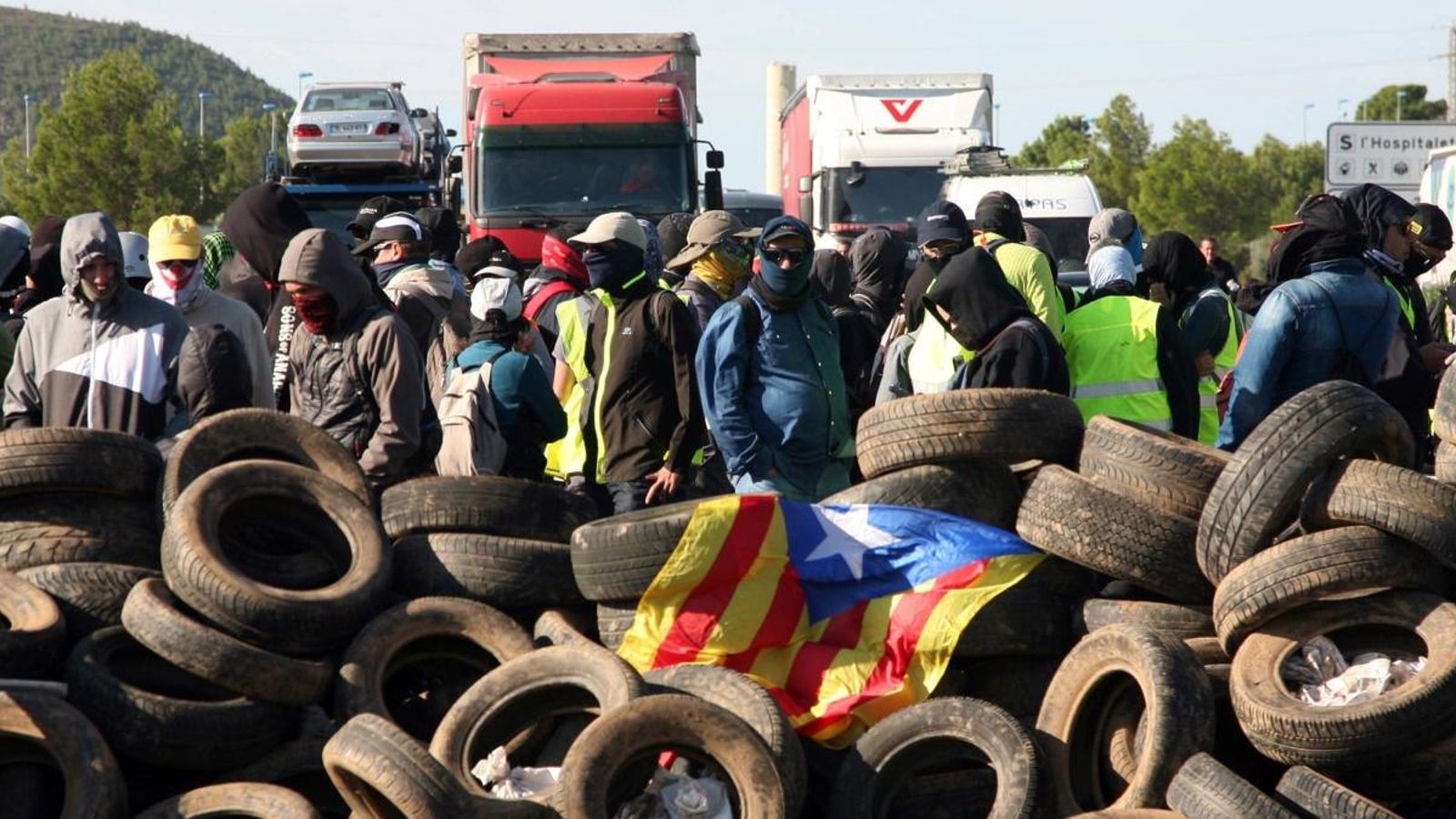 Els CDR han tallat carreteres a l'A-7 per a commemorar l'1-O