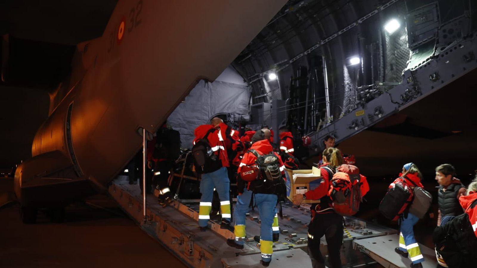 Militars de l'UME pugen a l'avió que els ha portat a Turquia