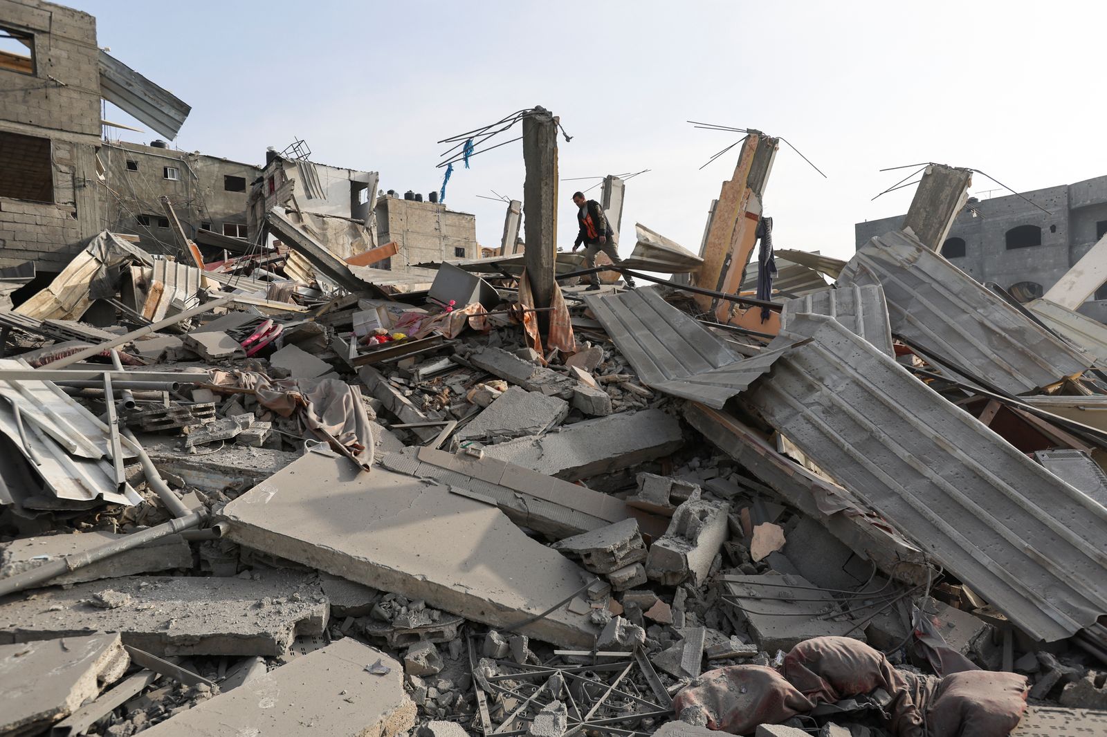 Un home camina entre enderrocs a Khan Yunis, al sud de la Franja de Gaza