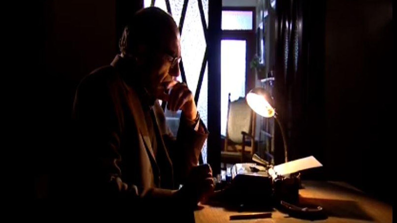 Vicent Andrés Estellés, en un dels racons de sa casa