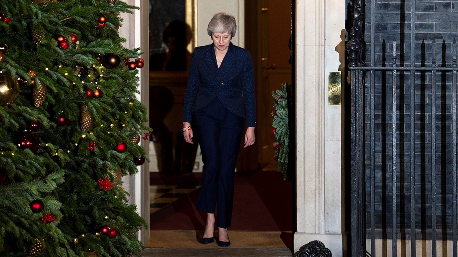 Theresa May a l'eixida de la seua casa de Downing Street