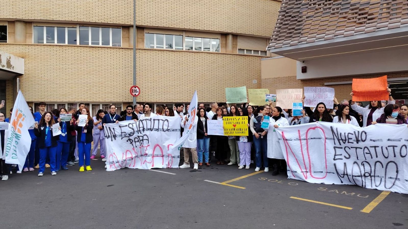 Facultatius que s'han concentrat a les portes de l'Hospital General de Castelló este dijous