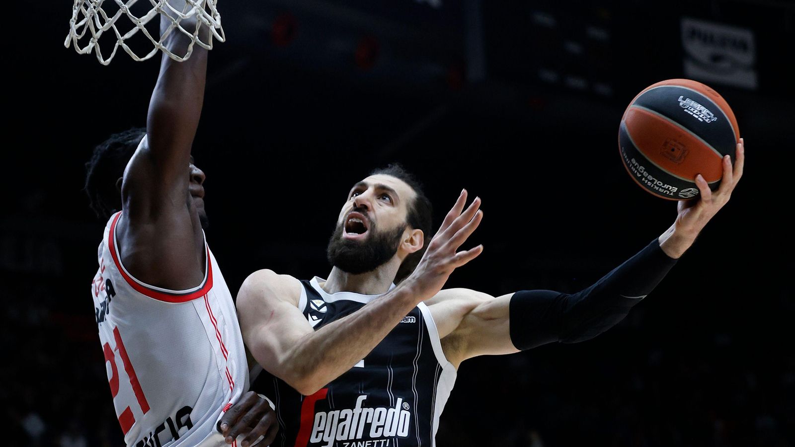 Una acció de partit entre el València Basket i la VirtusSegafredo