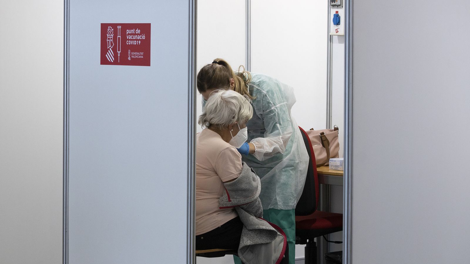 Una dona es vacuna en un punt de vacunació Covid de la Comunitat Valenciana