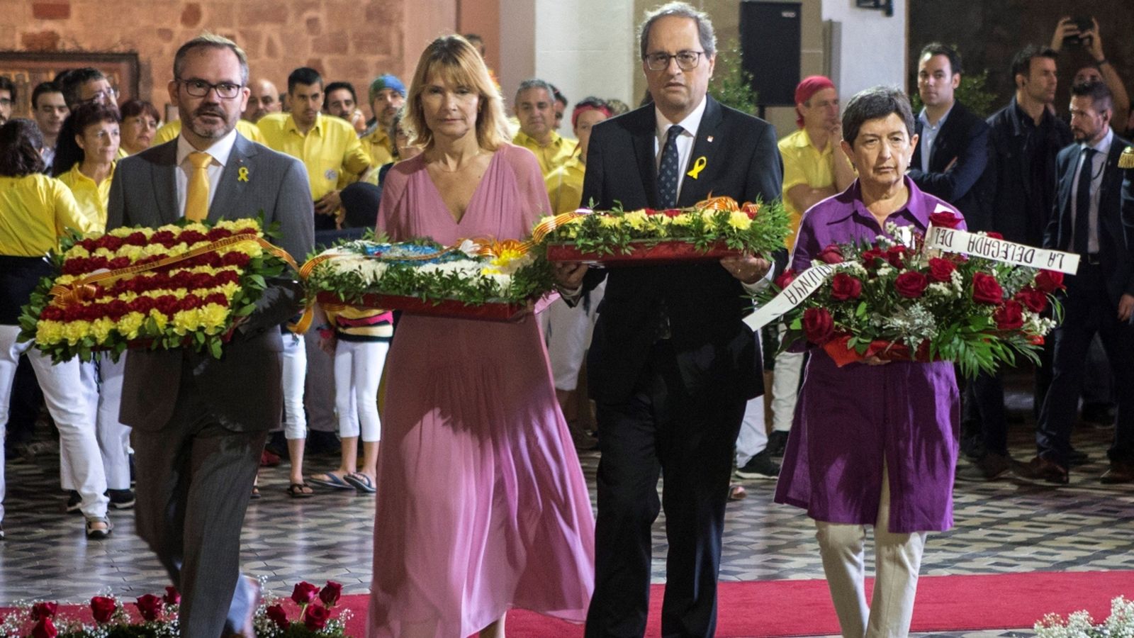 El president de la Generalitat, Quim Torra; la delegada del Govern a Catalunya, Teresa Cunillera; el vicepresident primer del Parlament, Josep Costa, i l'alcaldessa de Sant Boi, Lluïsa Moret, en l'ofrena floral davant la tomba de Rafael Casanova