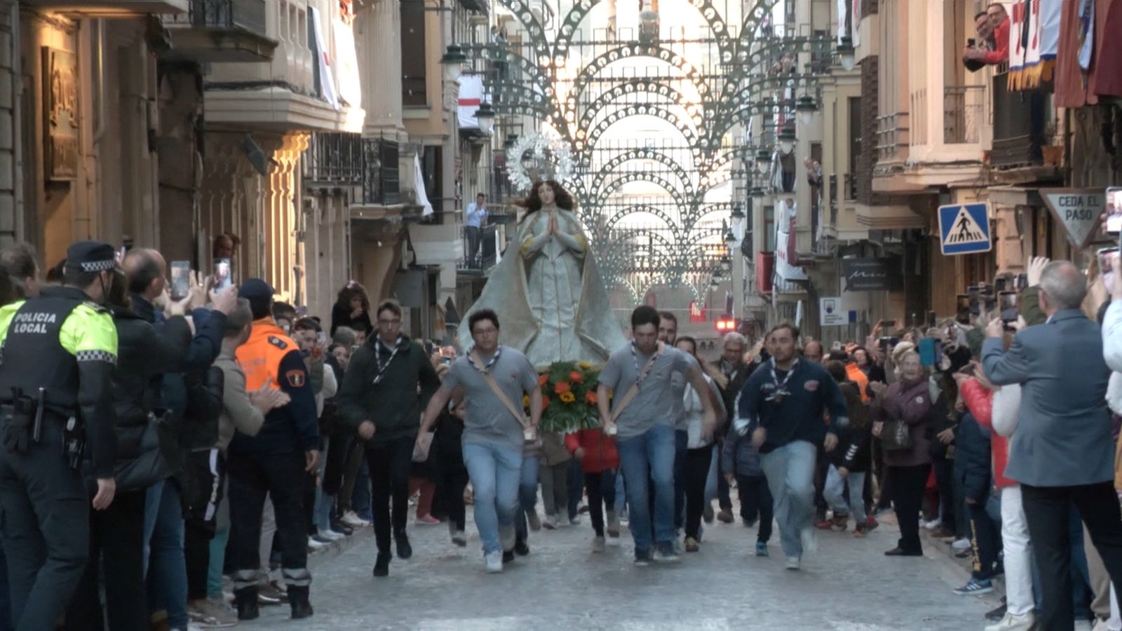 Jóvens alcoians porten la Mare de Déu a l'Encontre amb Jesús