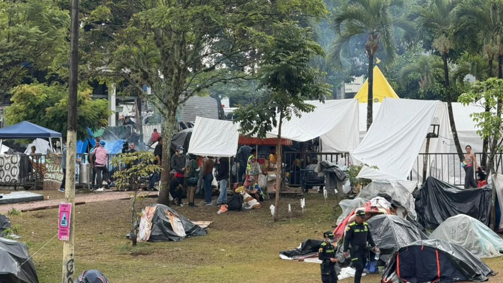 Damnificats pel terratrémol es refugien després de les fortes pluges en un campament ubicat al parc Olaya Herrera a Pereira (Colòmbia)