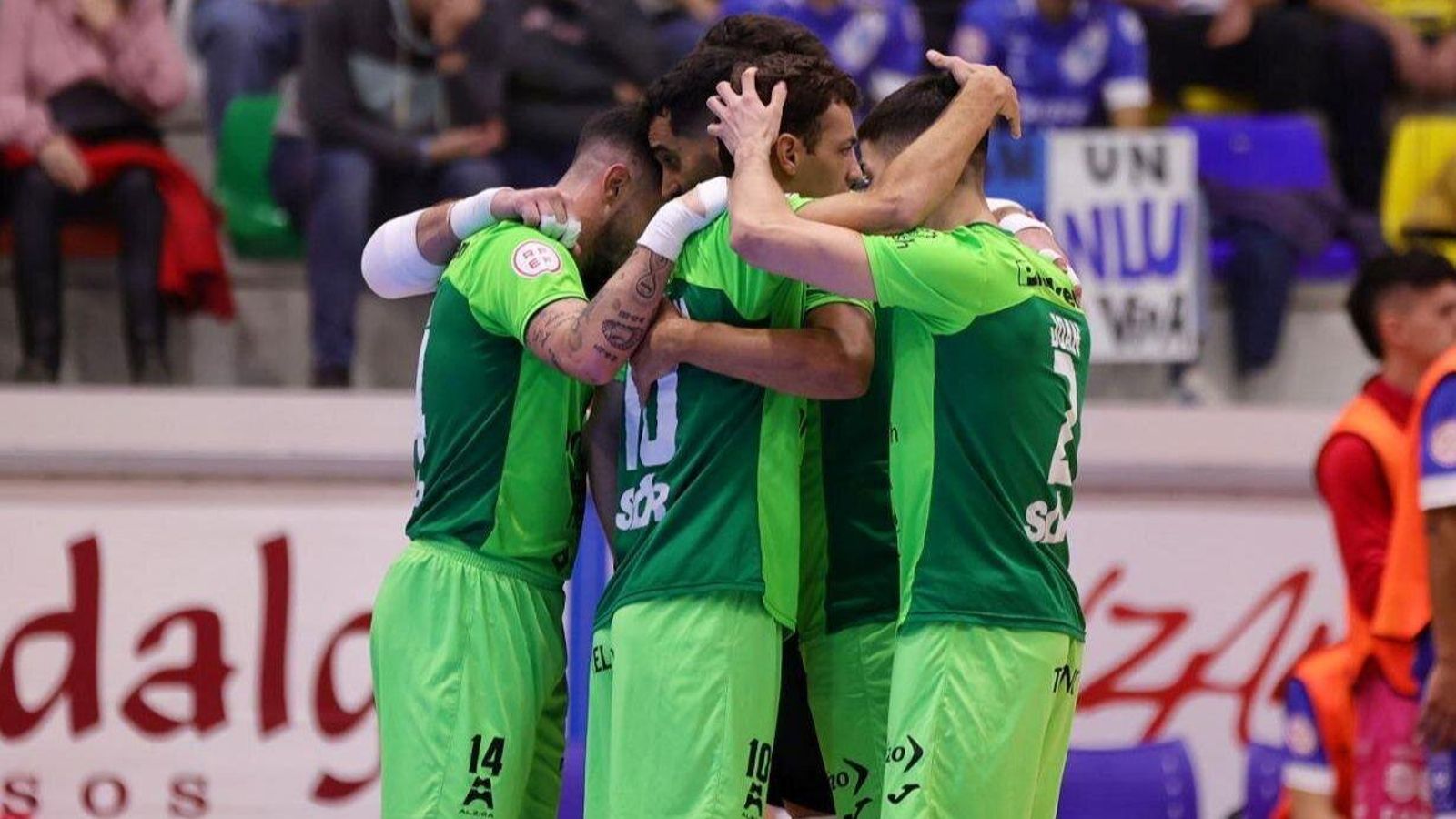 Els jugadors de l'Alzira celebren el triomf Els jugadors de l'Alzira celebren el triomf