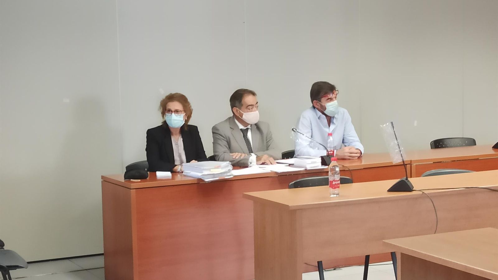 Espinosa (a la dreta) al costat dels seus lletrats durant el judici a València