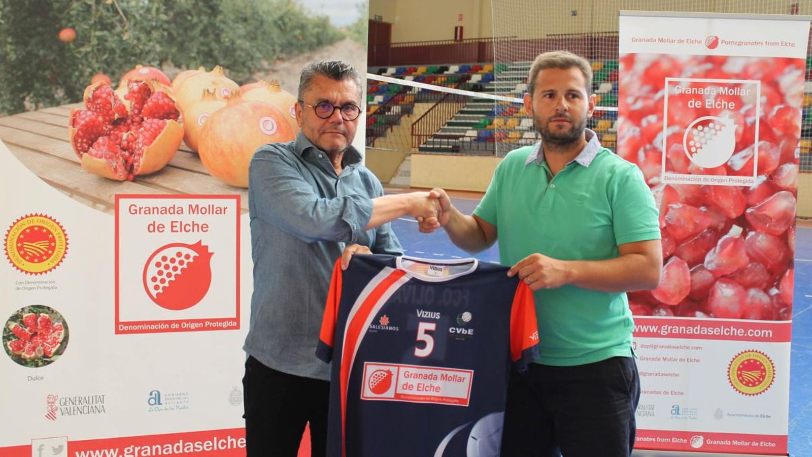 El president de la denominació d'origen i del Vòlei Elx, en l'acte de presentació