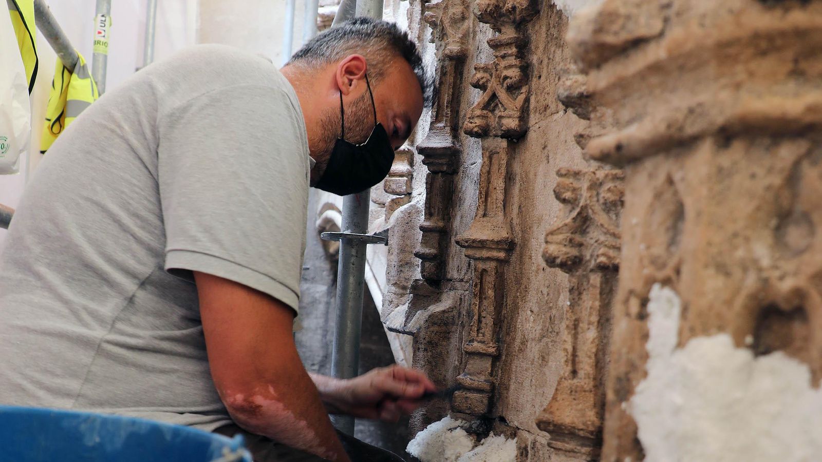 Les tasques de restauració s'han centrat a eliminar un gruixut estrat de component gras i ambiental que s'havia solidificat i cobria totalment la pedra calcària