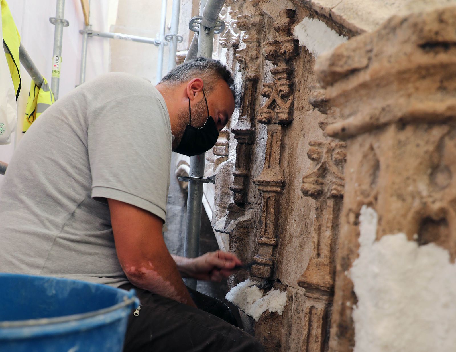 Les tasques de restauració s'han centrat a eliminar un gruixut estrat de component gras i ambiental que s'havia solidificat i cobria totalment la pedra calcària