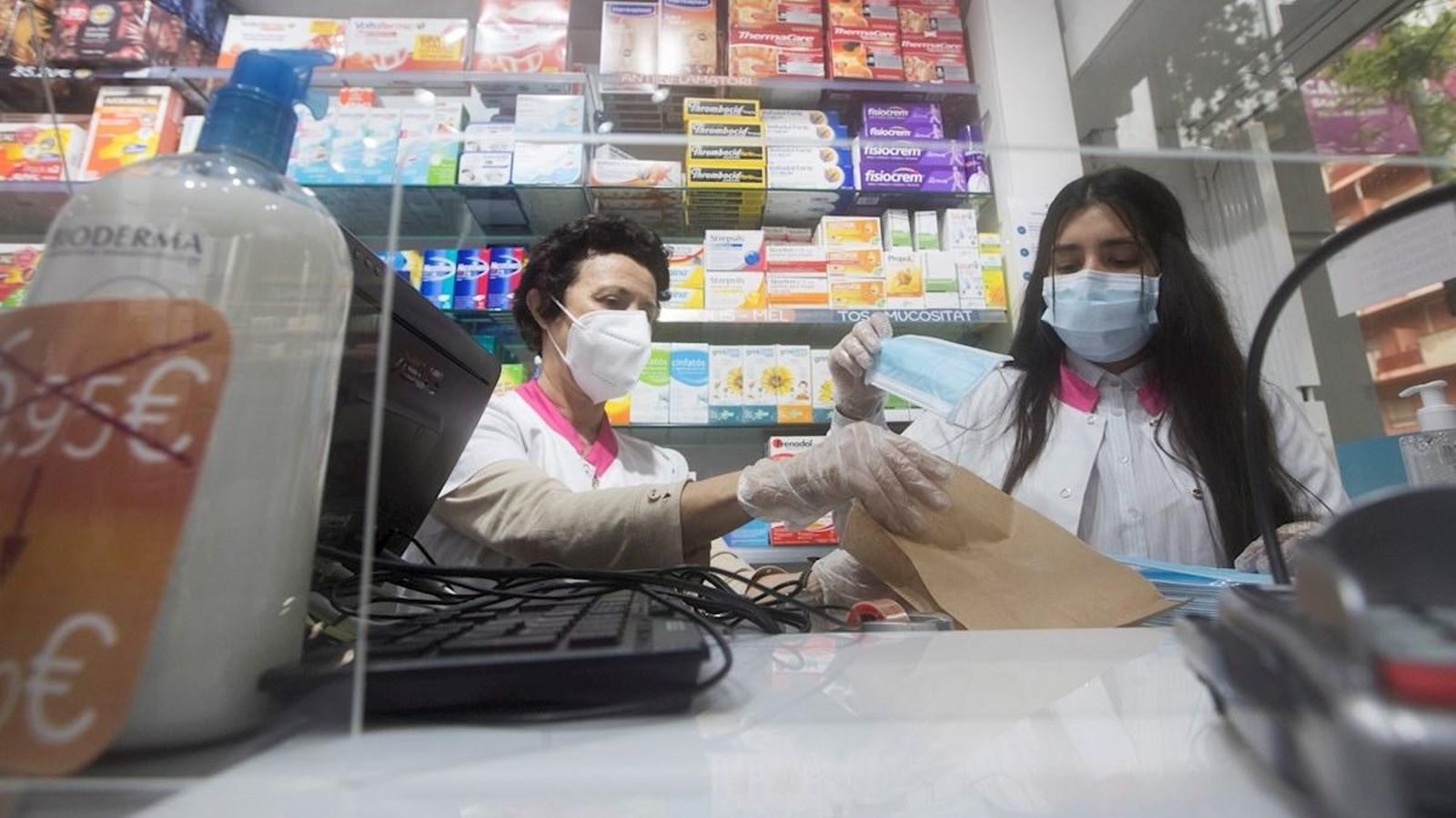 Venda de màscares a una farmàcia catalana