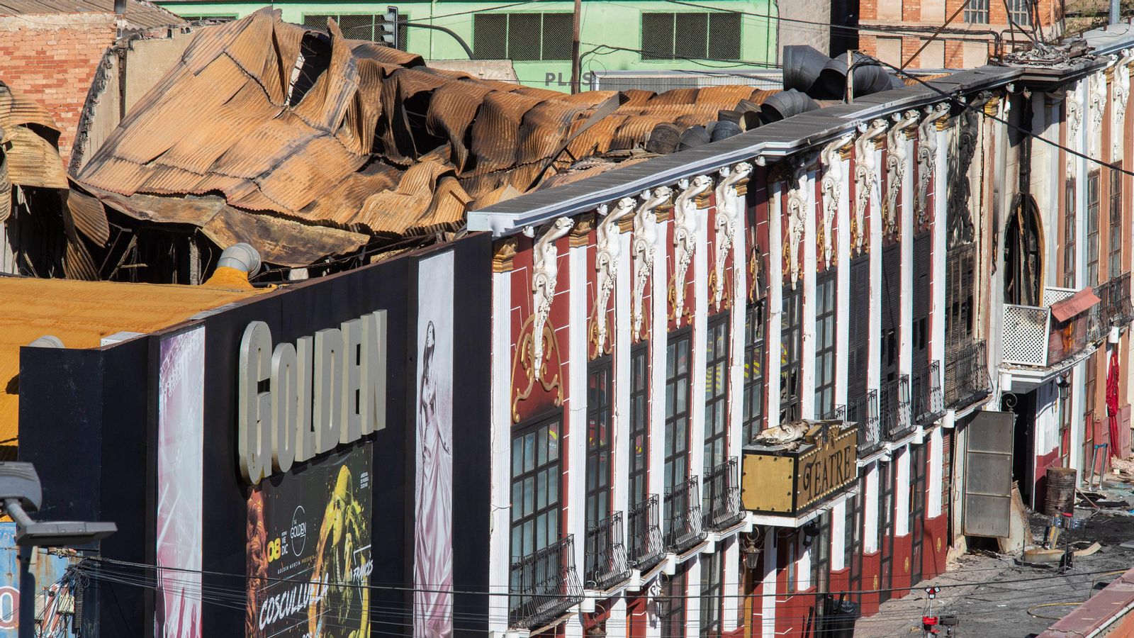 El foc va afectar tres locals contigus del polígon de Las Atalayas