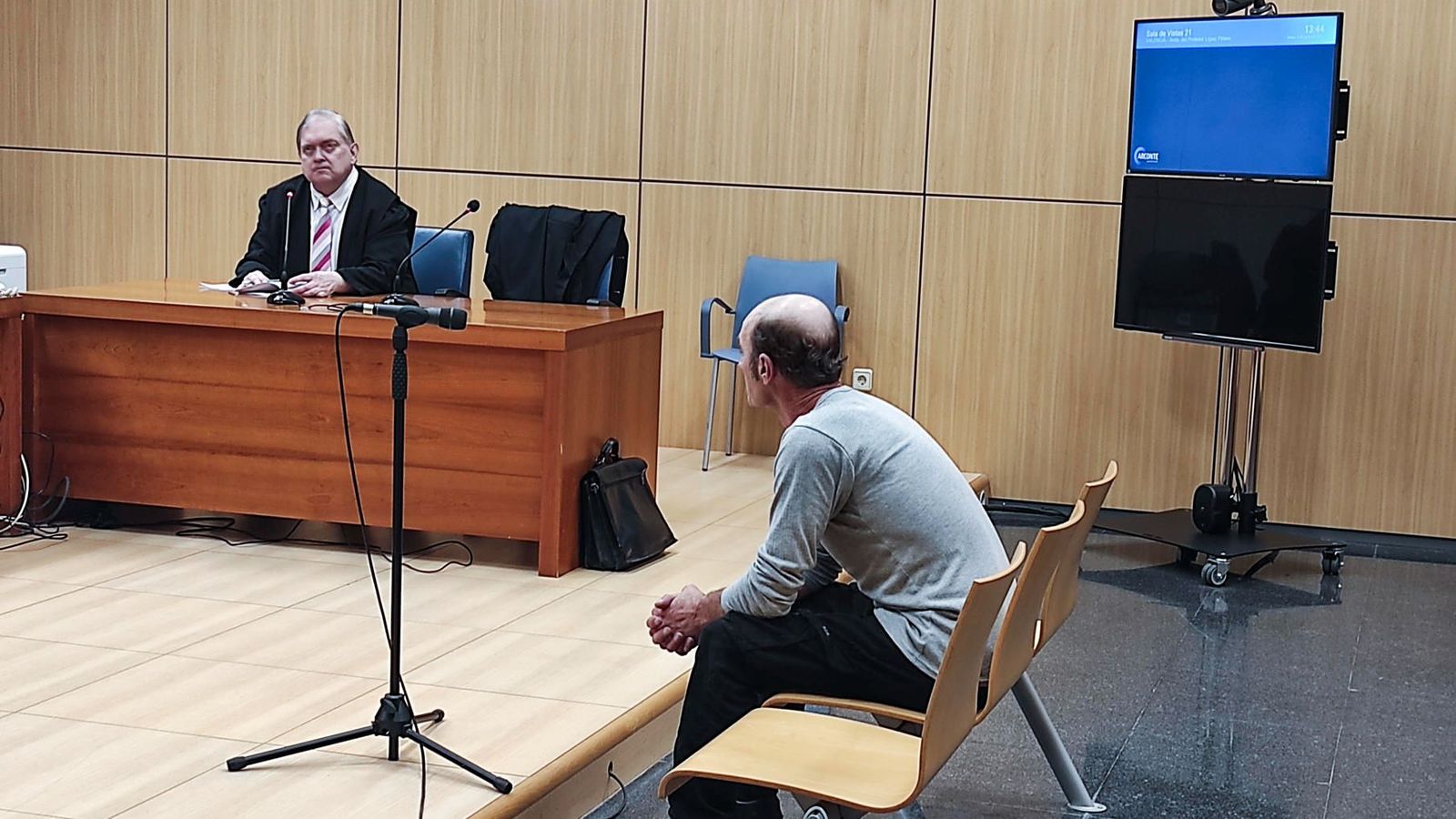 El condemnat, d'esquena, difonia informacions falses de les fiscals en les xarxes socials